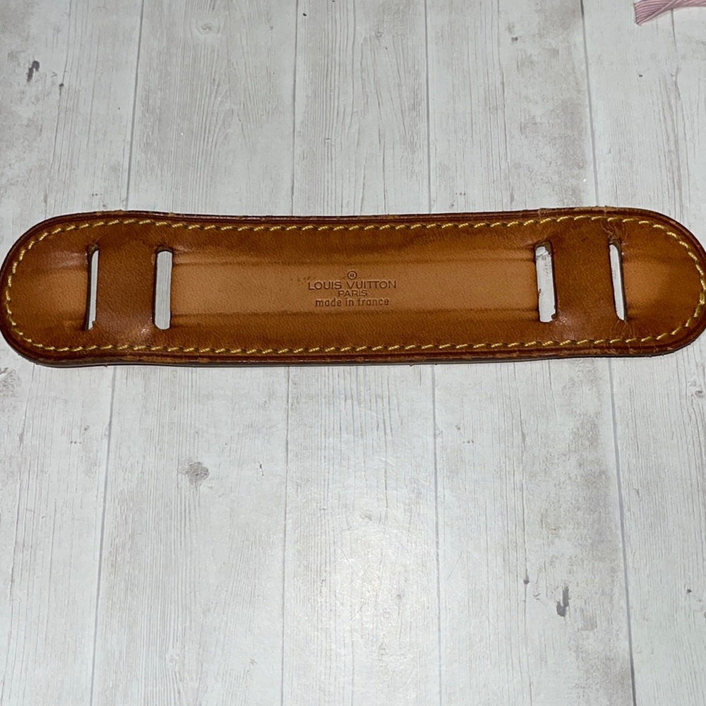 Authentic Louis Vuitton leather shoulder strap grip.